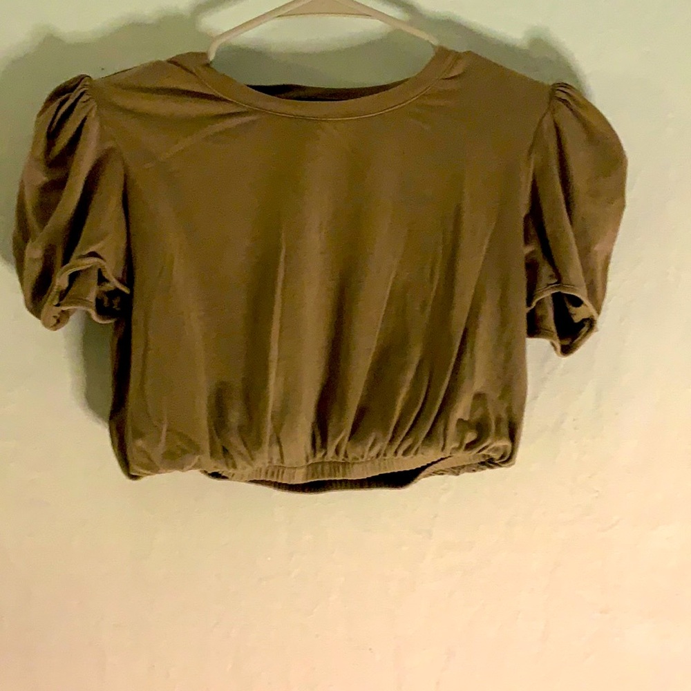 Green cropped tee